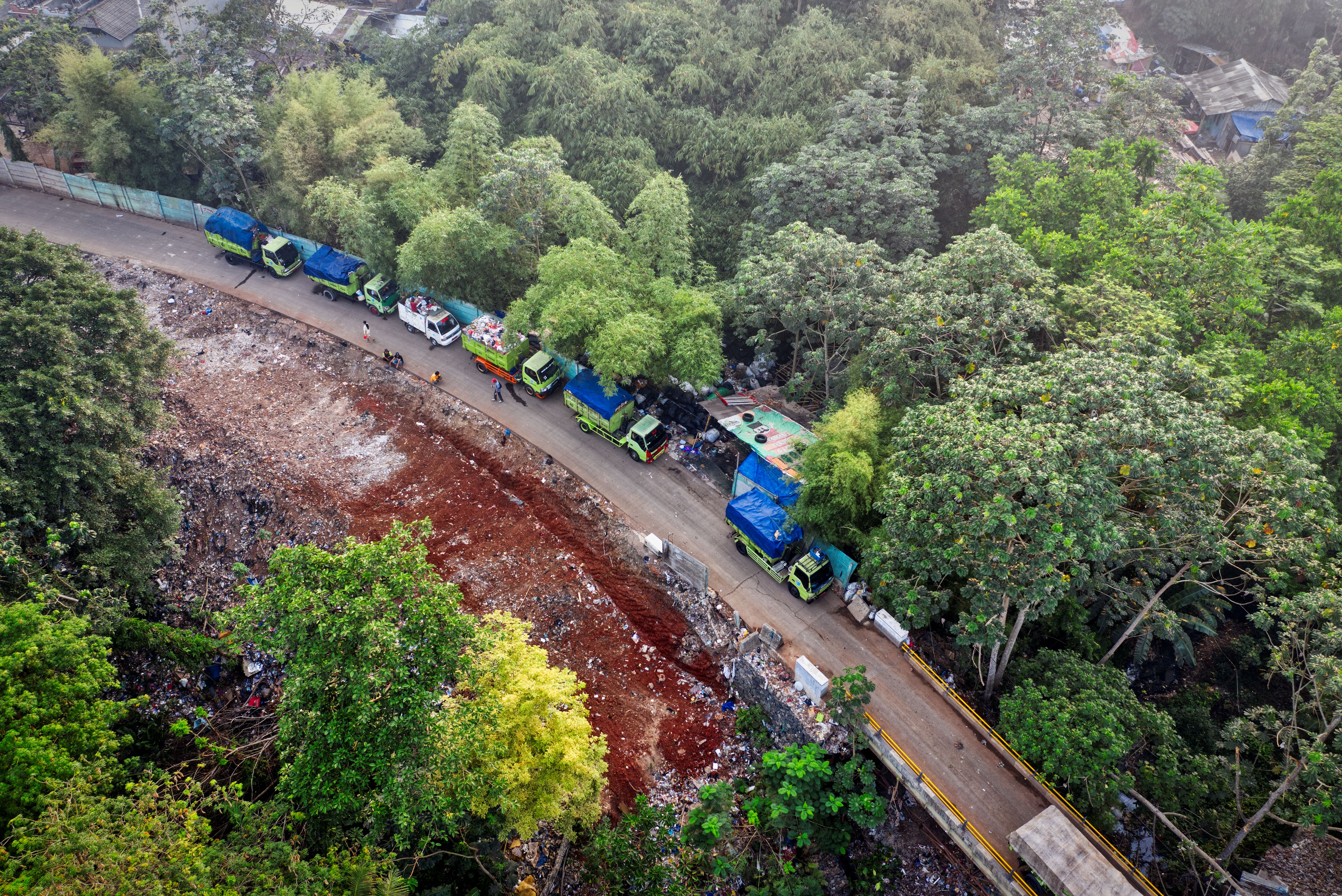Асфальтированная разворотная площадка и подъезд для мусоровоза